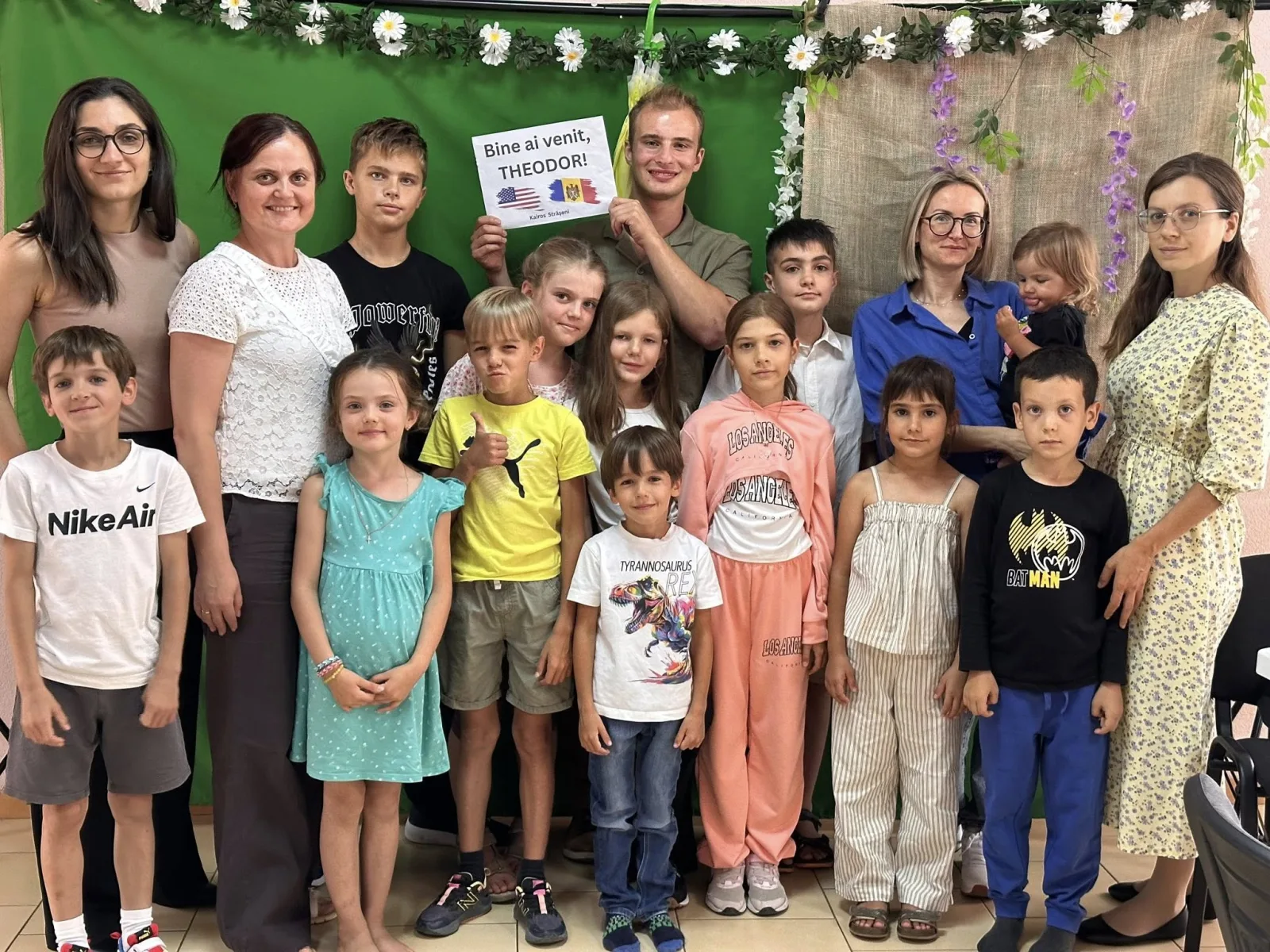 Grup de copii și educatori la finalul unui atelier